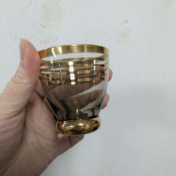 Elegant Gold and Black Striped Decanter - Picture 4 of 4